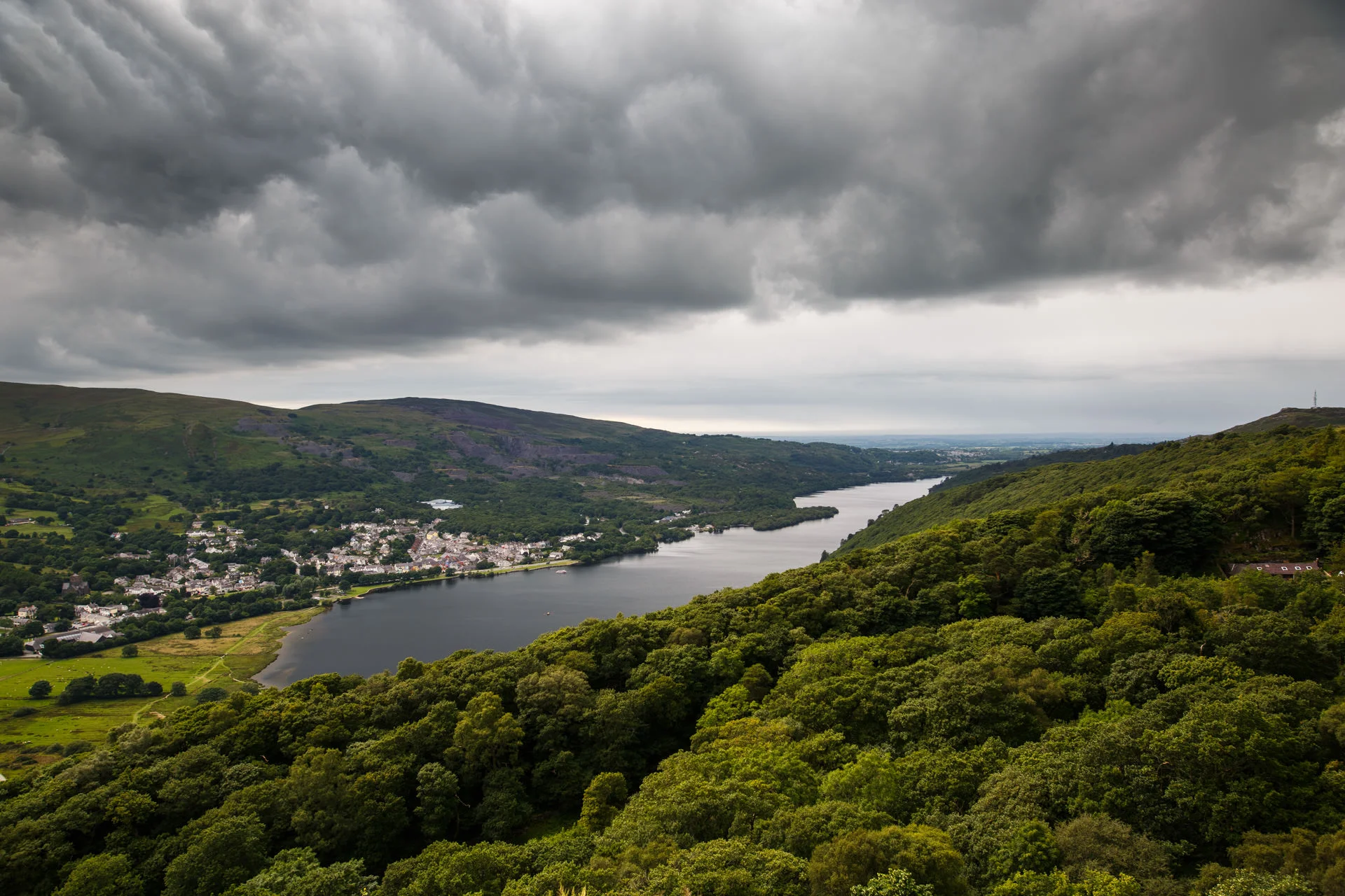 ...and looking down to the right you can see Llyn (Lake) Padarn and the town of Llanberis.