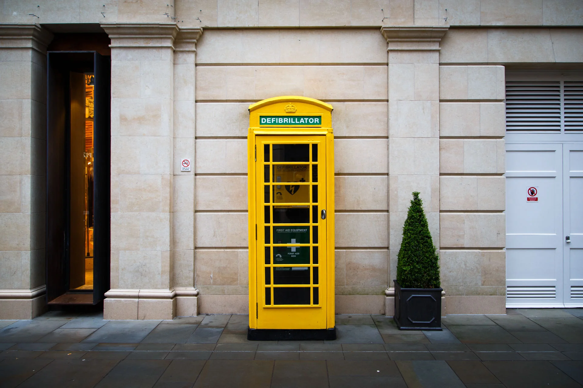 A defibrillator telephone box…I had never seen one of these before!