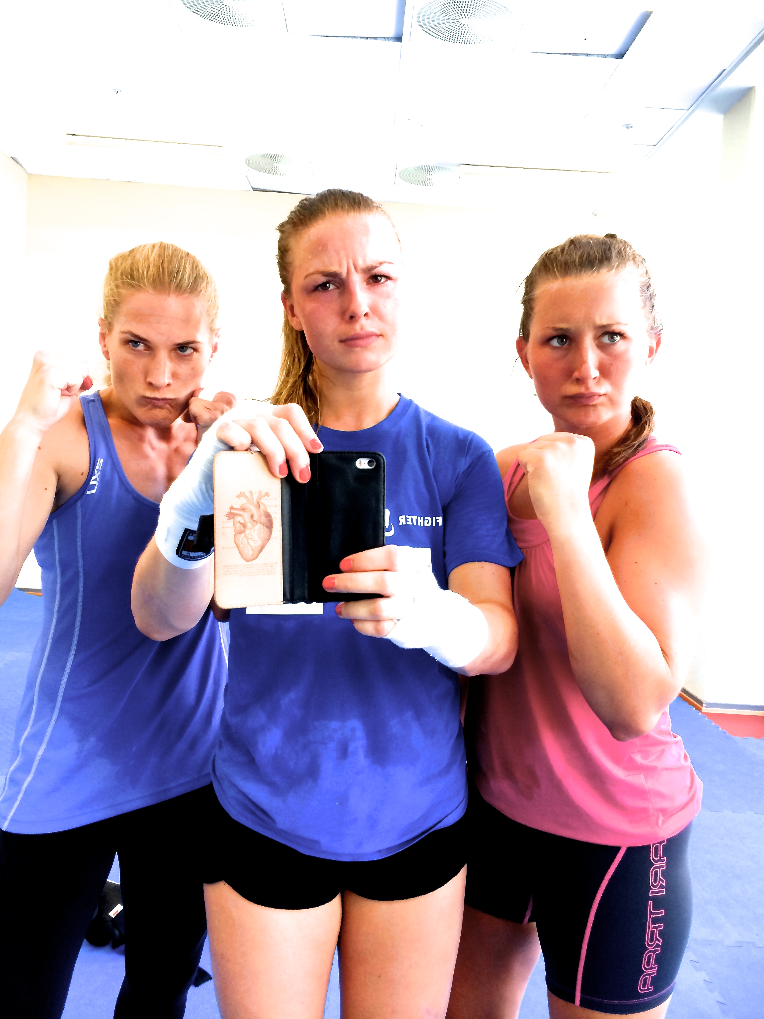 Thea, meg og Camilla øver på å være morske før kamp. Haha, var nok Thea som var flinkes på dette!