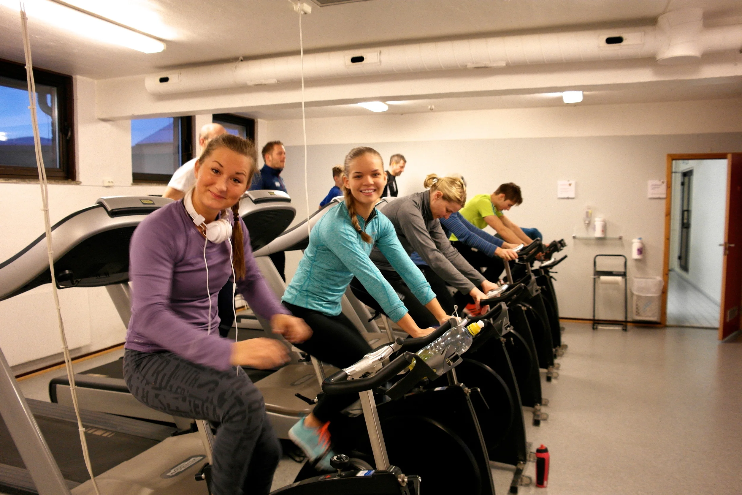 Her har vi Camilla og Oda i front. Oppvarming før styrketrening.