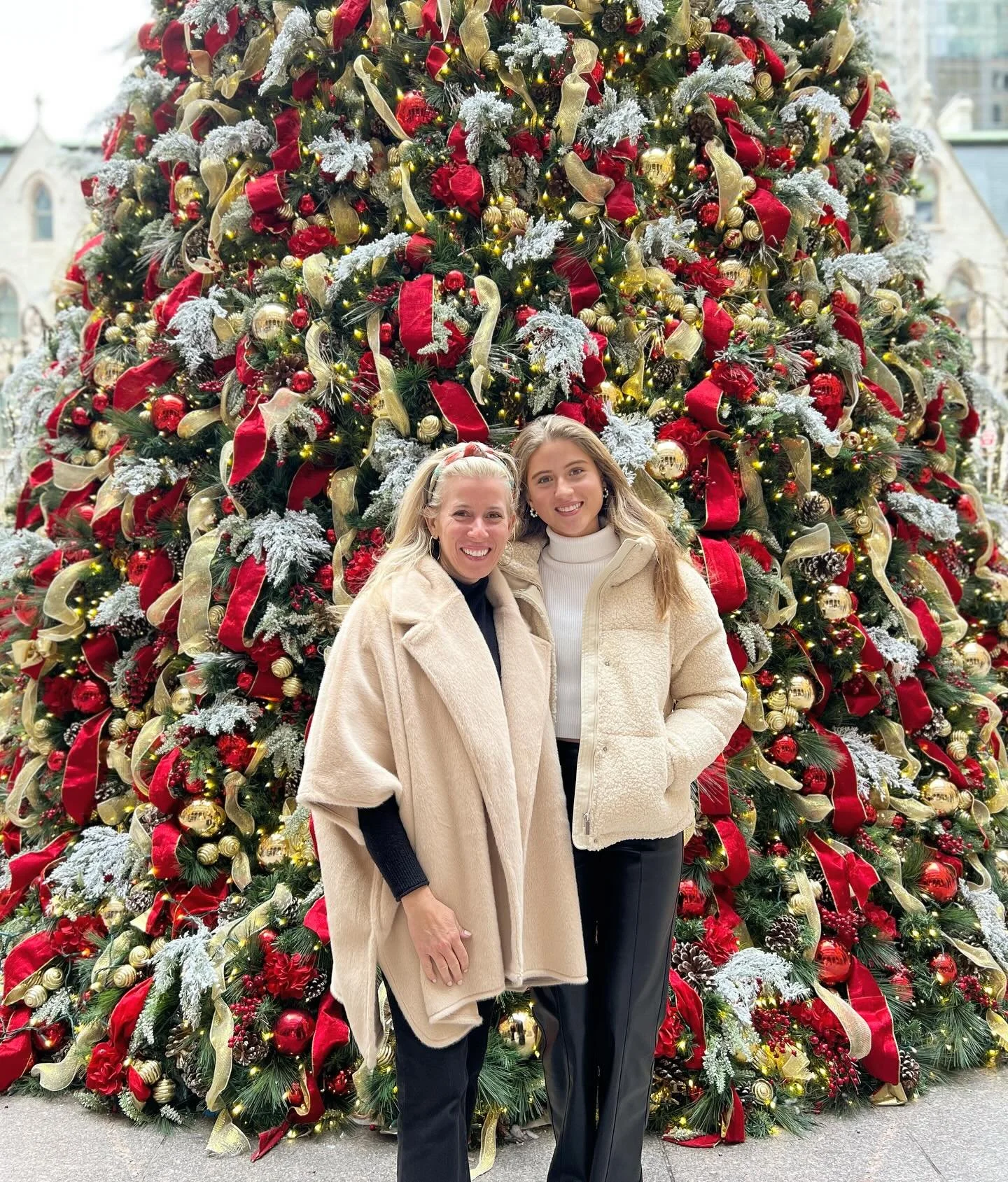 Merry Christmas &amp; Happy New Year from our little table for two to yours🎄🎁🗽