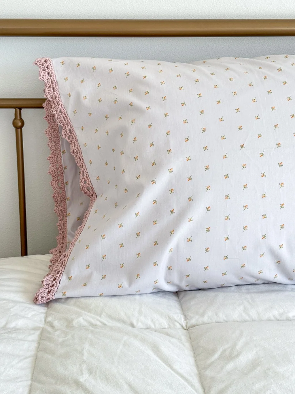 Crochet-Edged Pillowcase_Details-07.jpg