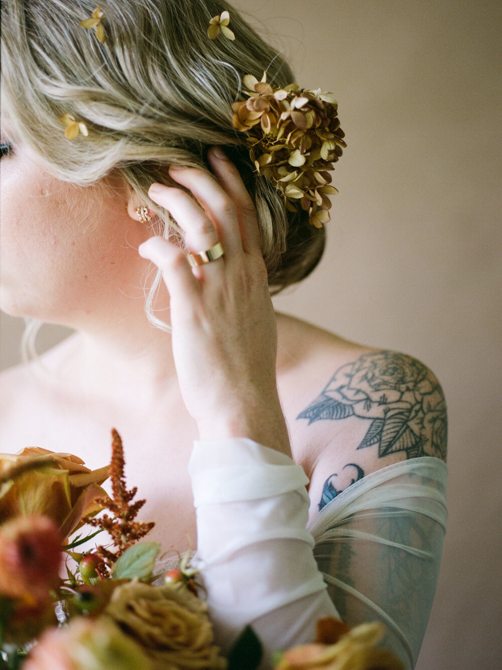 Fall wedding dried hydrangeas florals - Christine Gosch - Film photographer-8.jpg