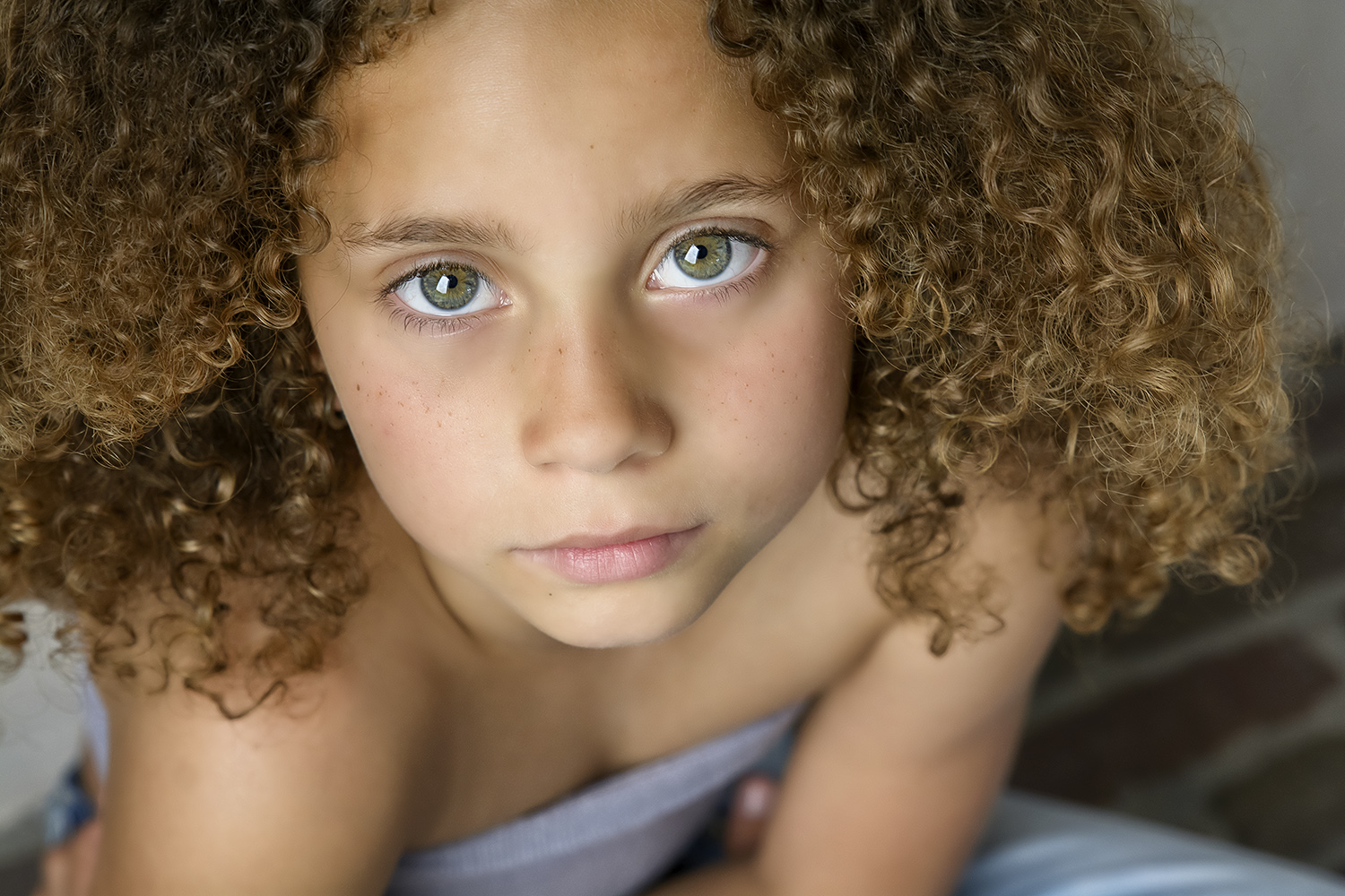 portret-van-meisje-met-groene-ogen-fotoshoot-studio