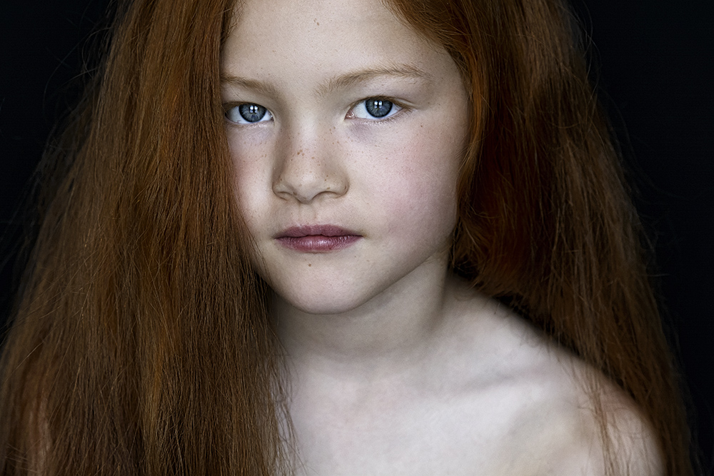 Portret close up kinderfotografie fotoshoot meisje 7 jaar Ylse.jpg