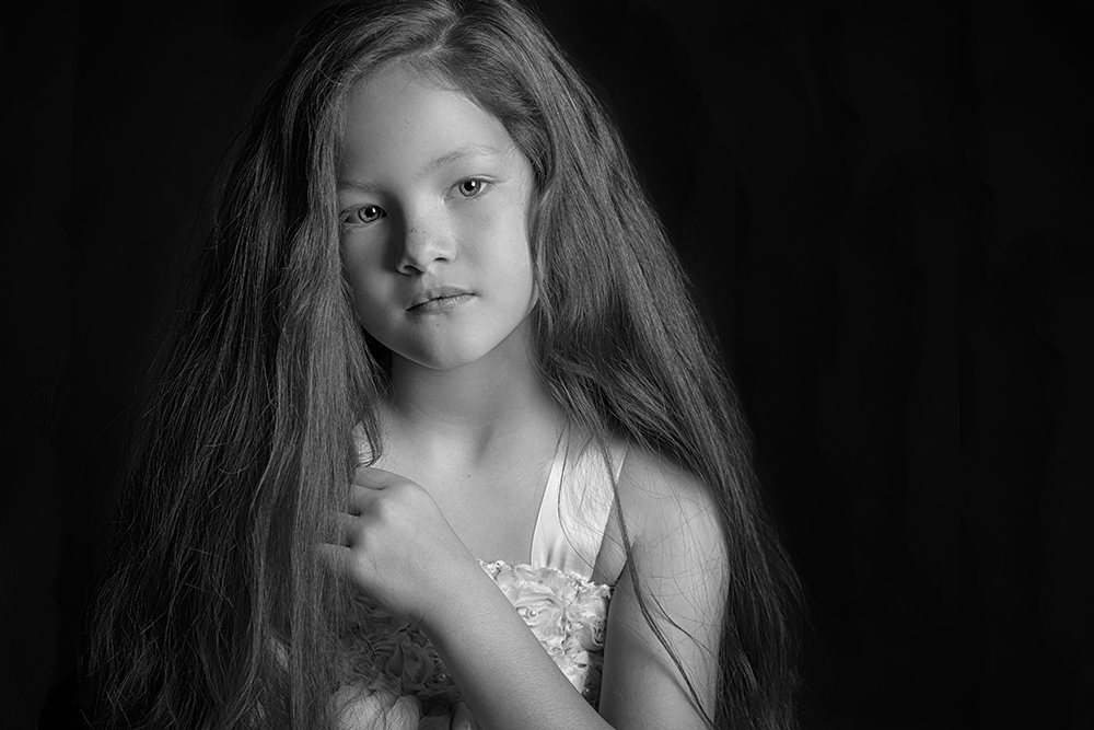 Portret zwartwit kinderfotografie fotoshoot meisje 7 jaar Ylse.jpg