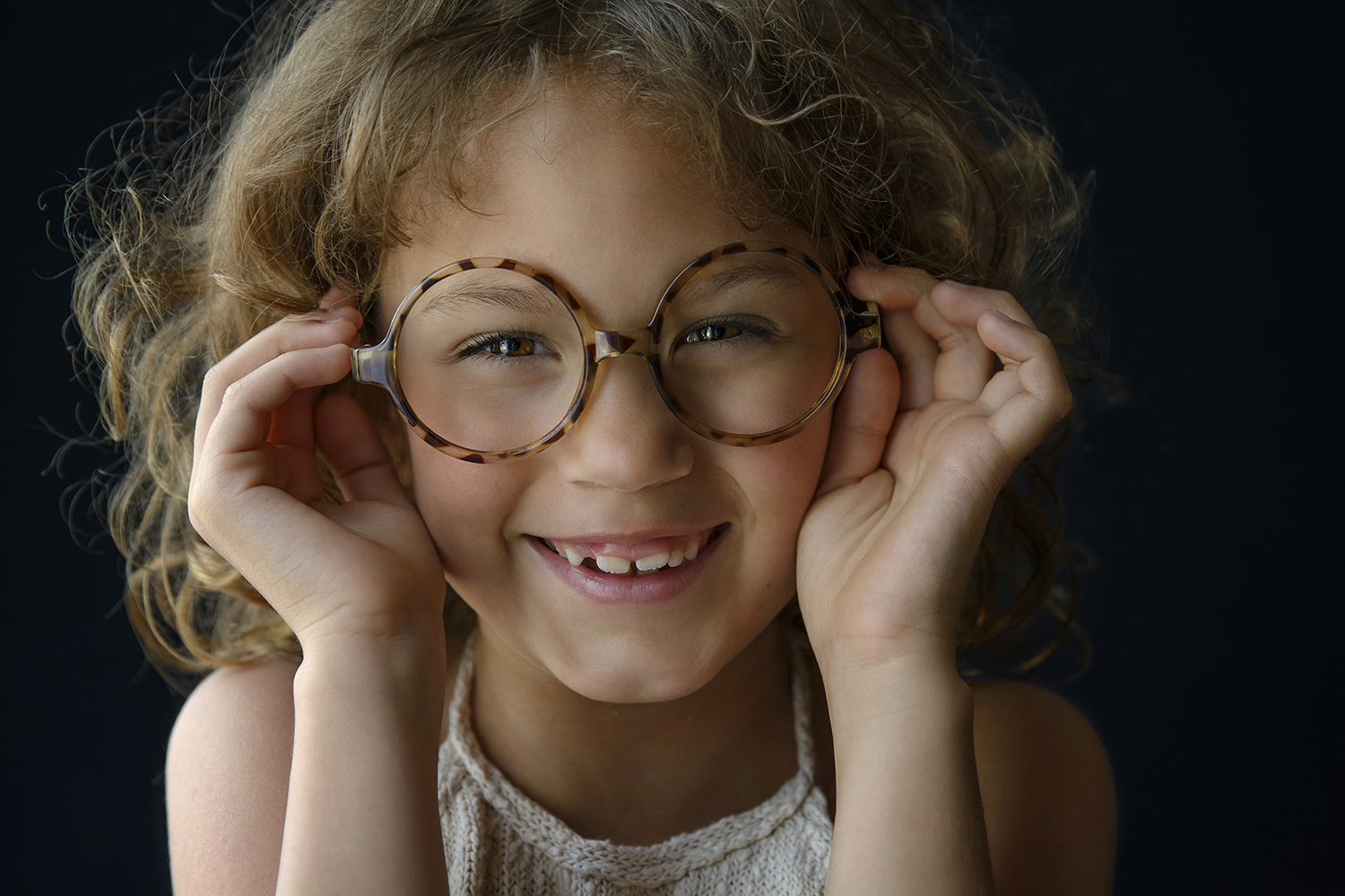 Professionele fotografie vrolijk portret meisje met bril in studio.jpg