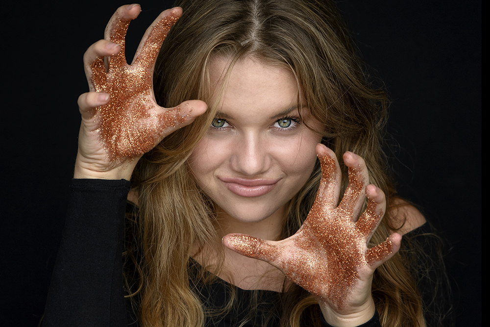 Portret van tiener met pailettes op handen professionele fotografie genomen in studio in Loosdrecht met daglicht in kleur.jpg