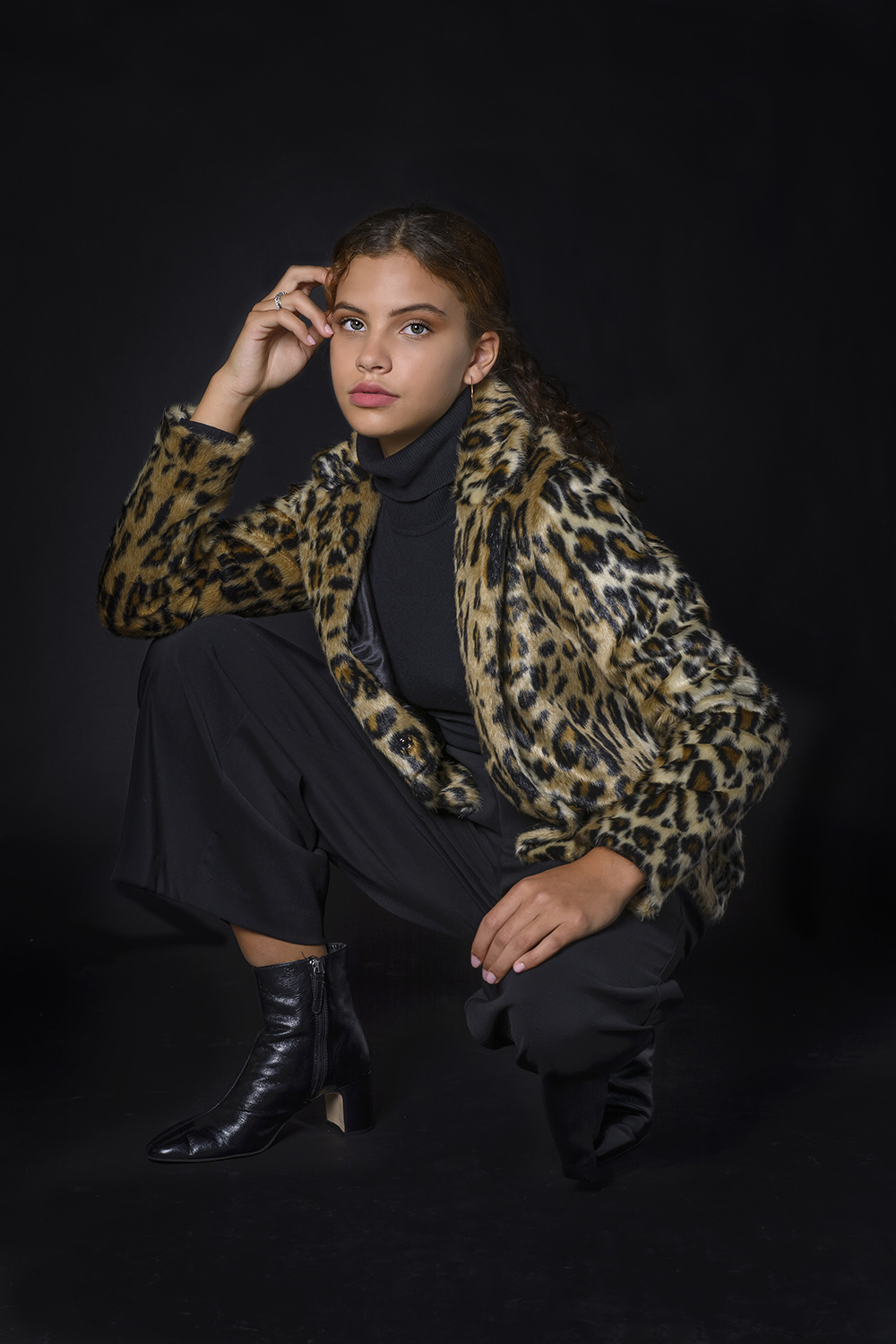 Fashion shoot in studio tiener met leopard print jas.jpg