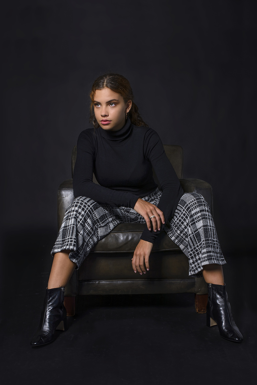 Fenna fashion portret met zara kleding op leer stoel zwarte achtergrond in studio.jpg
