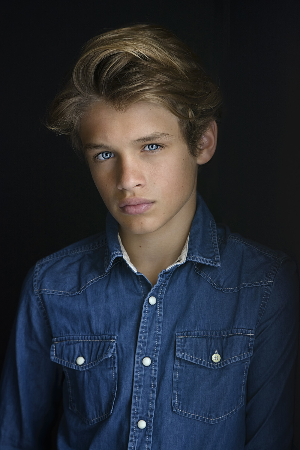 Kleur portret jongen tiener met blauwe ogen model met spijkerblouse.jpg
