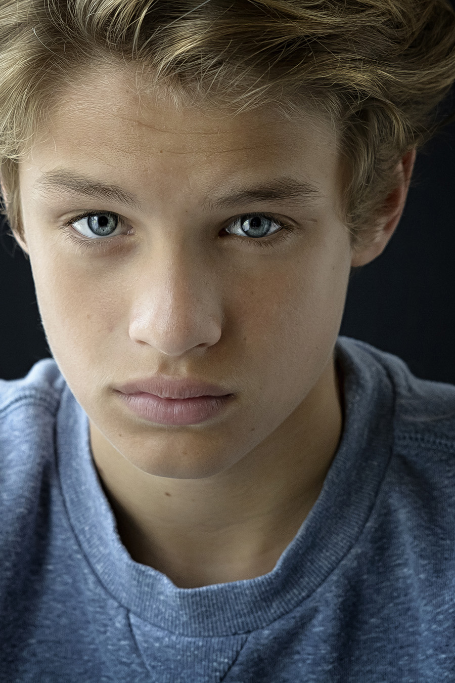 Kleur close up portret van jongen tienerfotografie met blauwe ogen model foto genomen in fotostudio met daglicht.jpg