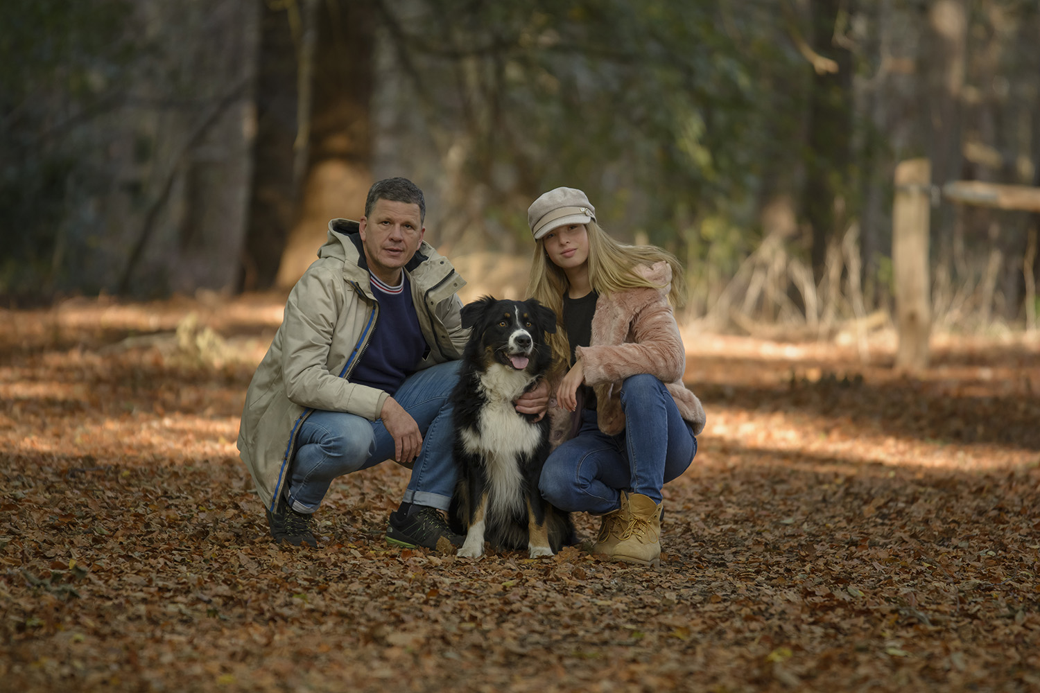 gezinsfotoshoot buiten in het bos met hond herfst.jpg