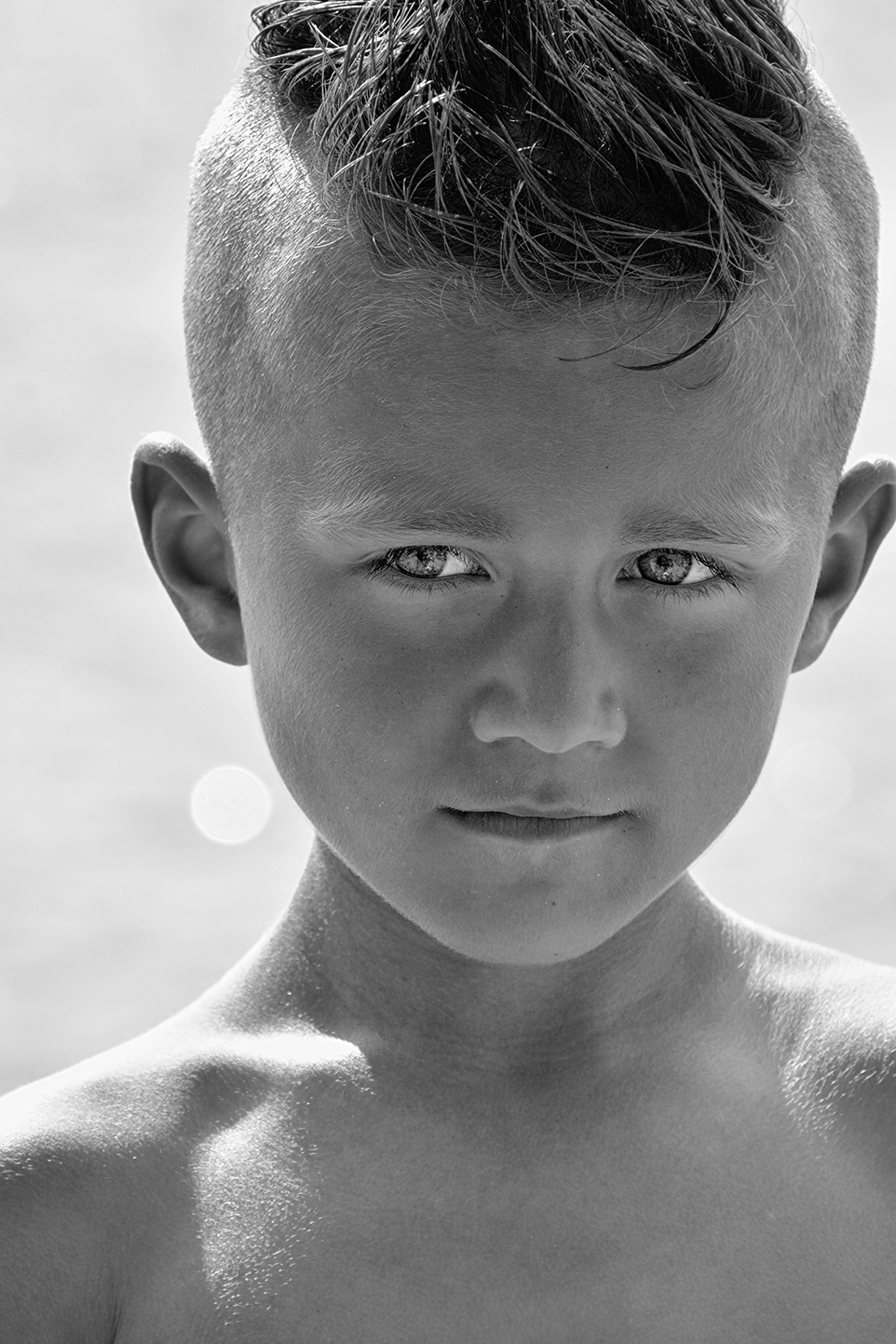 Op locatie portret jongen zwartwit fotosessie.jpg