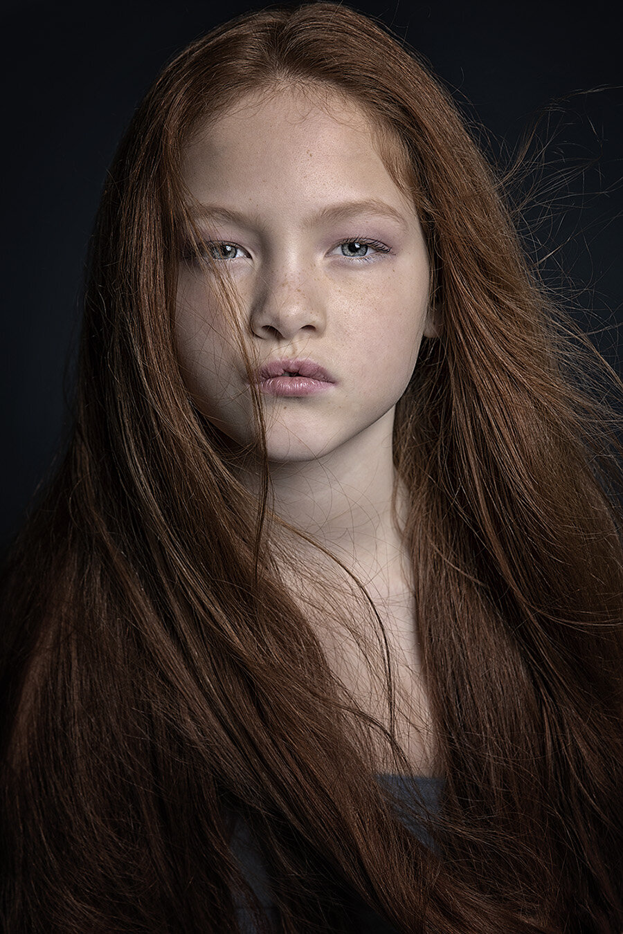 Kleur portret model met rood haar in de wind fotoshoot.jpg
