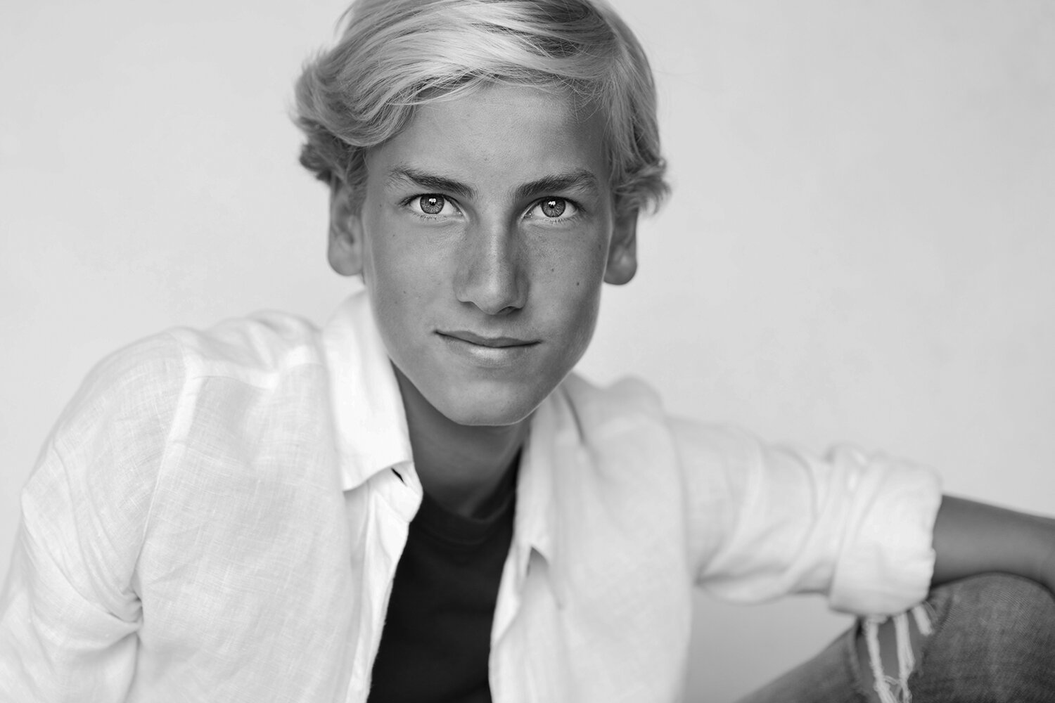 Model jonge man blond haar low res.jpg