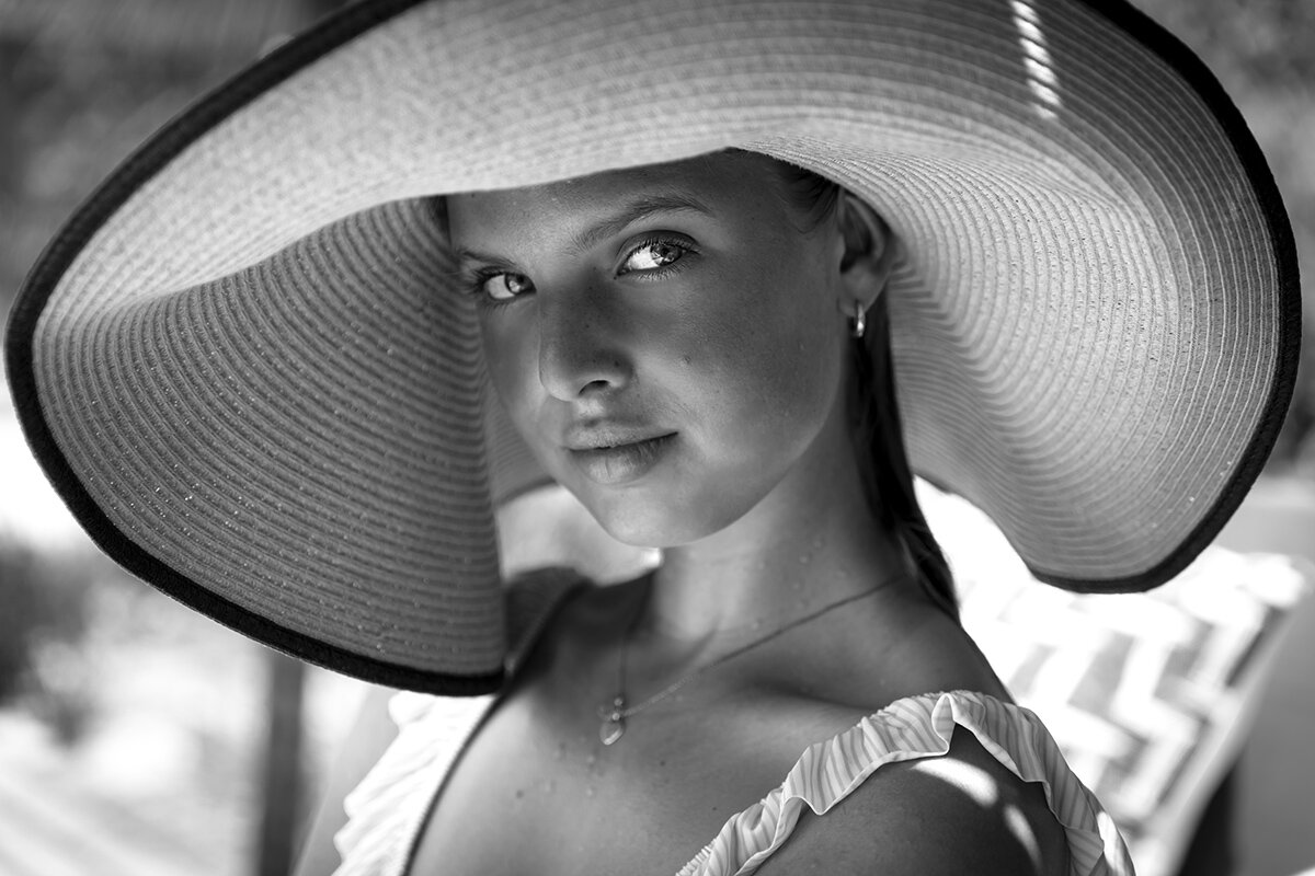 Fotoshoot swimming pool and summer hat black and white picture.jpg