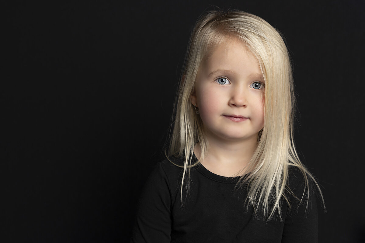 Kleur portret foto jong meisje met blond haar.jpg