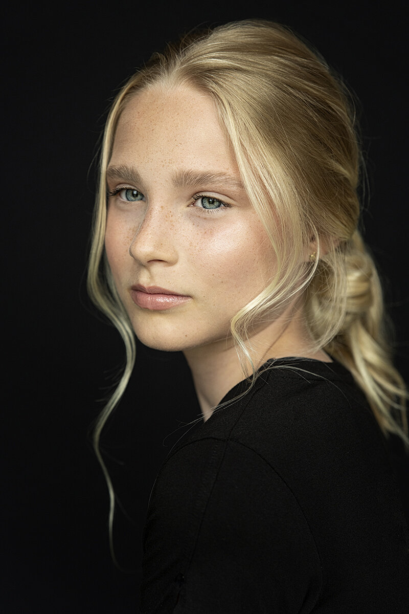 kleur portret blond tiener blauwe ogen model.jpg