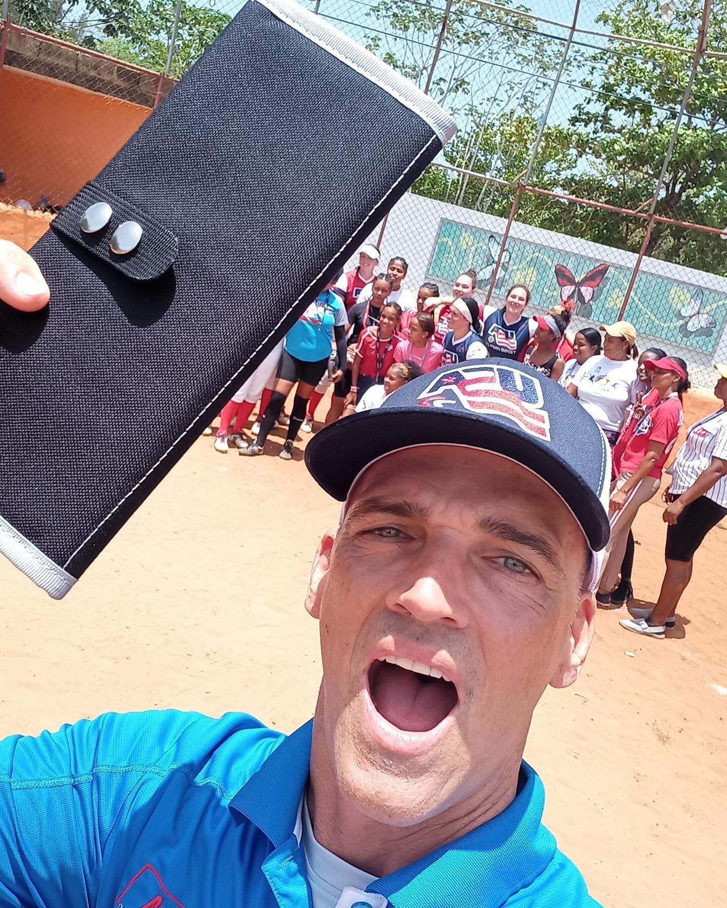 Hold your Fold high!
#miracleadwallet on location in the DR! 
Thanks, Richard!
#absa #girlsFastPitch