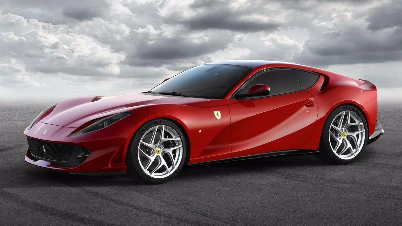 The all naturally aspirated Ferrari 812 super fast فيراري بمحرك يتنفس طبيعيا بقوة 789 حصان