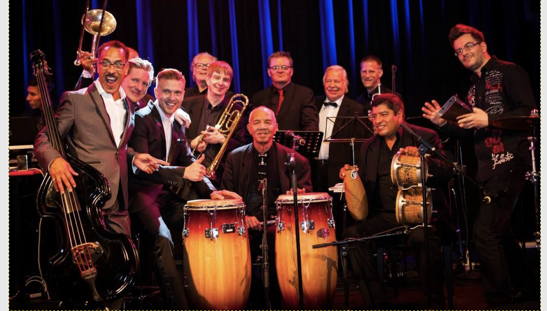 Julio Romero (yksi eläviä salsamusiikin legendoja New Yorkista), Mikko Kemppe ja hänen orkesterinsa. Kuva otettu Casino Helsingissä Palladium Nights illoista.