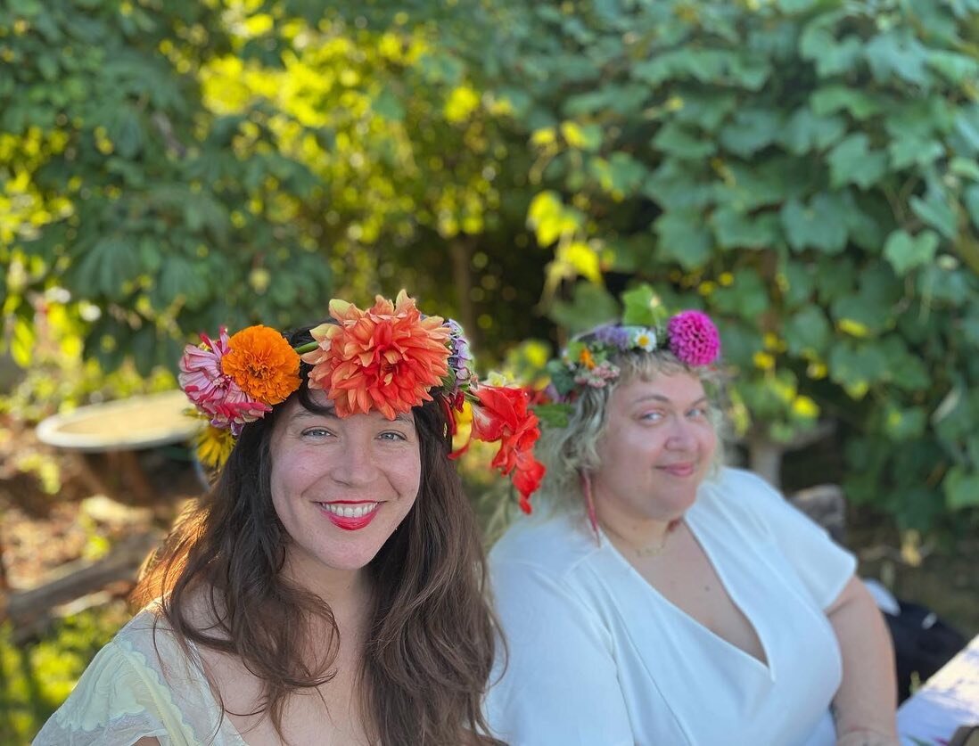 Tu b&rsquo;Av aftermath: flower crown making under the grape arbor in the golden light with @nomyteaches @cristaljava and two of my favorite queer kid friends and others. 

Tu b&rsquo;Av is the Jewish holiday of love, wearing white and spending time 