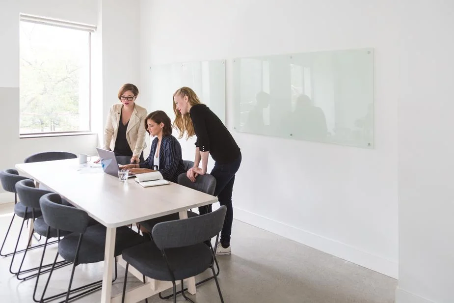 powerful-business-women-in-meeting_925x.jpg