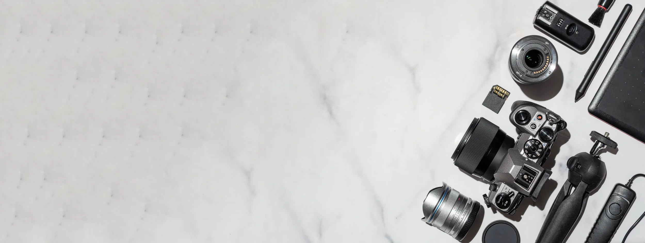 camera-and-accessories-on-table-copy-space-2023-11-27-05-07-36-utc.jpg