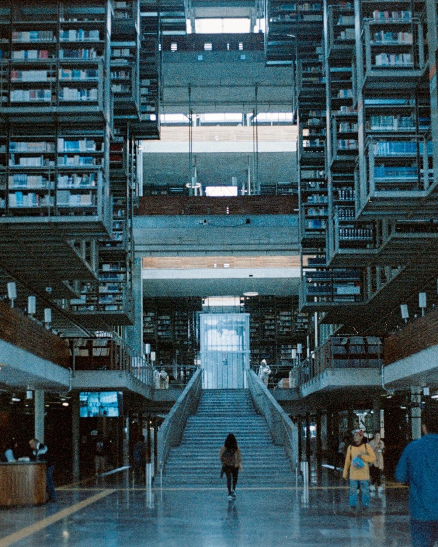 the tesseract.

Biblioteca Vasconcelos is a completely free and public library in Mexico City. The architecture in this city is something to behold. 

Another series of photos from a roll of Lomochrome &lsquo;92. @lomography &lsquo;s newest 35mm film