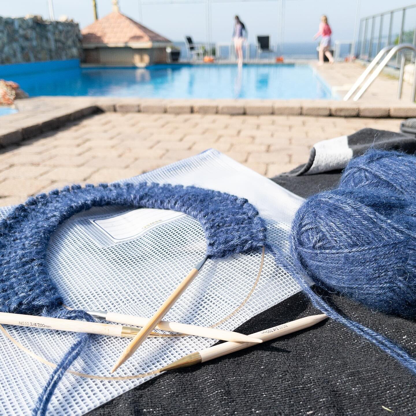 Hello from sunny NSW 😎 just checking in with my holiday cast-on!

This one&rsquo;s a classic - the @petiteknit #sundaycardigan. I&rsquo;ve knit the kids version, finally time to knit one for me 😆 

Mods so far: 

&bull; I ditched the mohair and am 