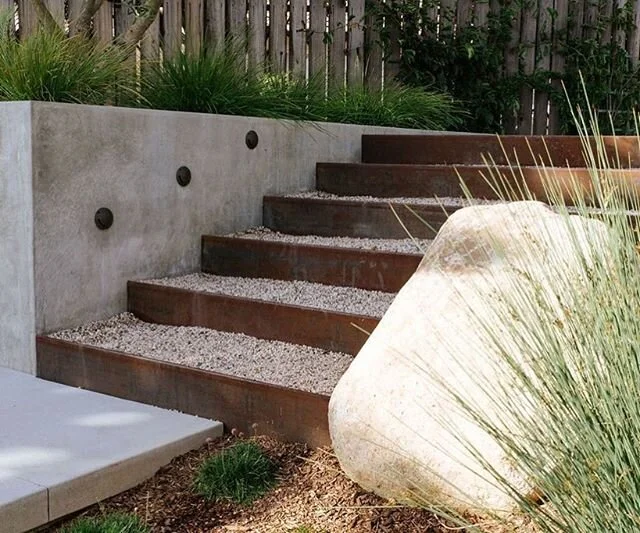 Enjoy the journey. Corten steps with crushed rock treads. Boulders on one side and concrete on the other. .
. #fwl #requeza