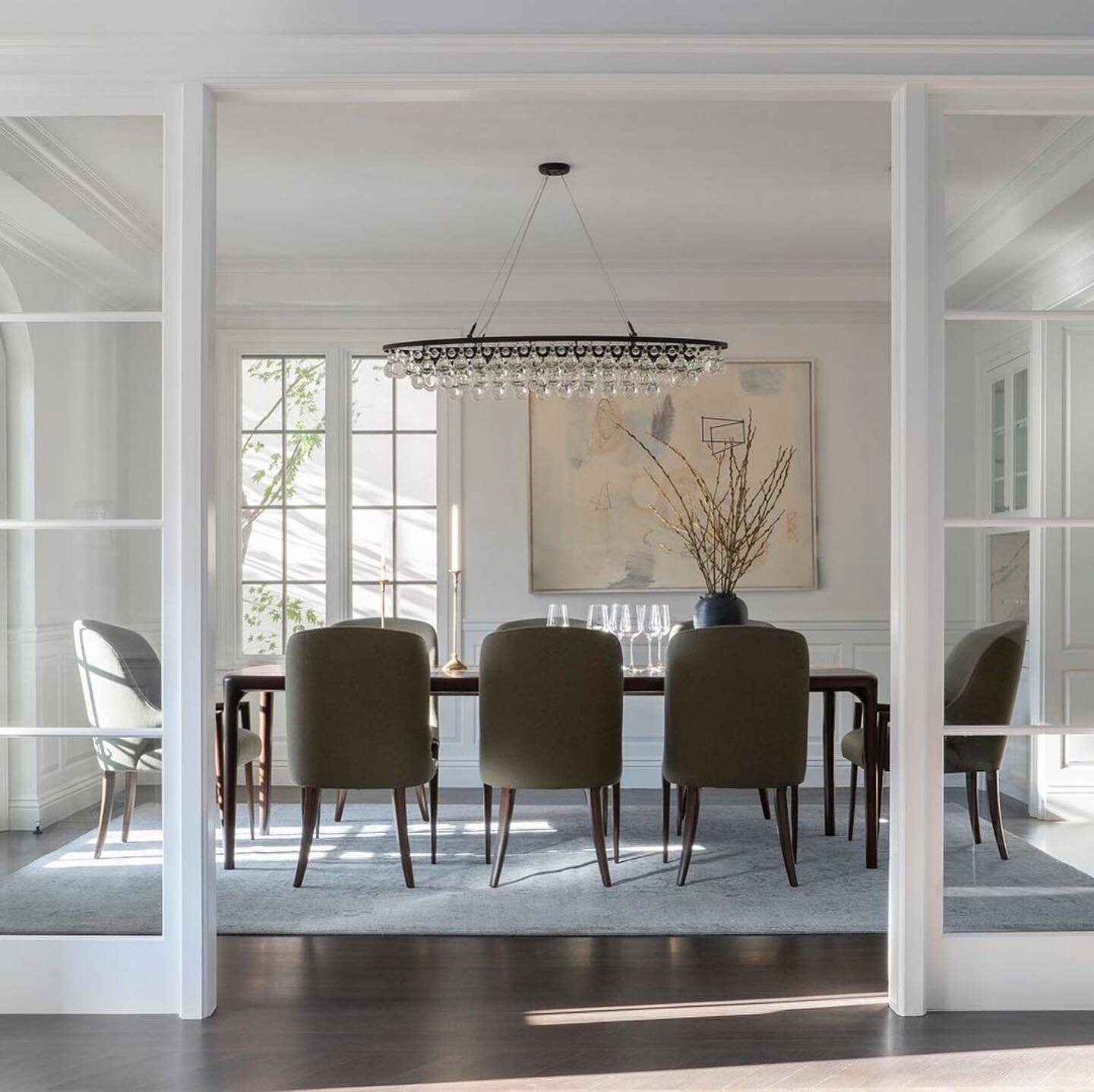 We transformed this formerly dim and dark Entry Hall and Dining Room by enlarging the cased opening and adding clear glass sidelites. The natural daylight brings brilliant new life into the house ✨ @niche_interiors @dijeaupoage 📷: @daviddlivingston