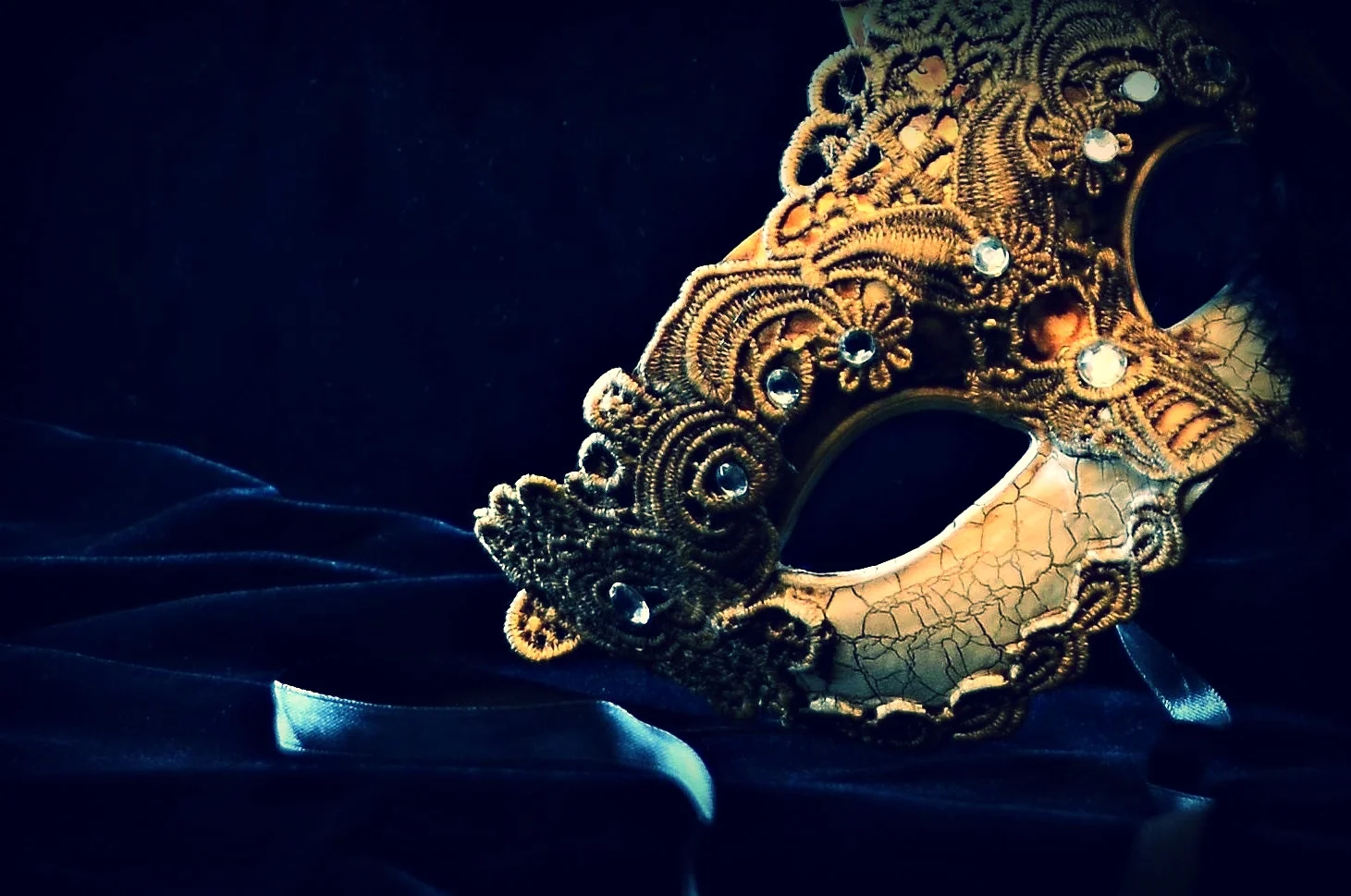 bigstock-Mardi-Gras-Carnival-Mask-59086106.jpg
