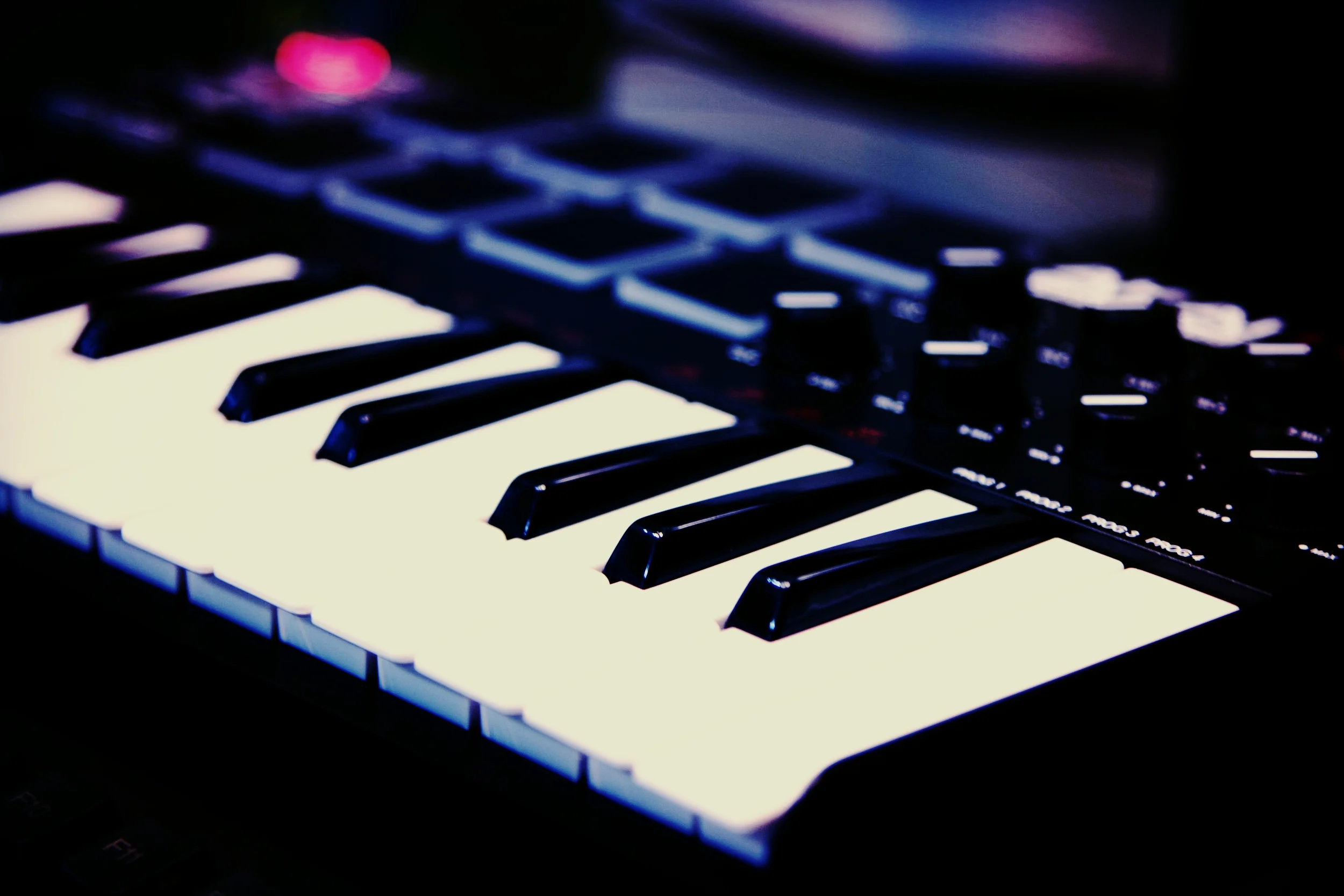 AKAI_MPK_mini_-_closed_view.jpg