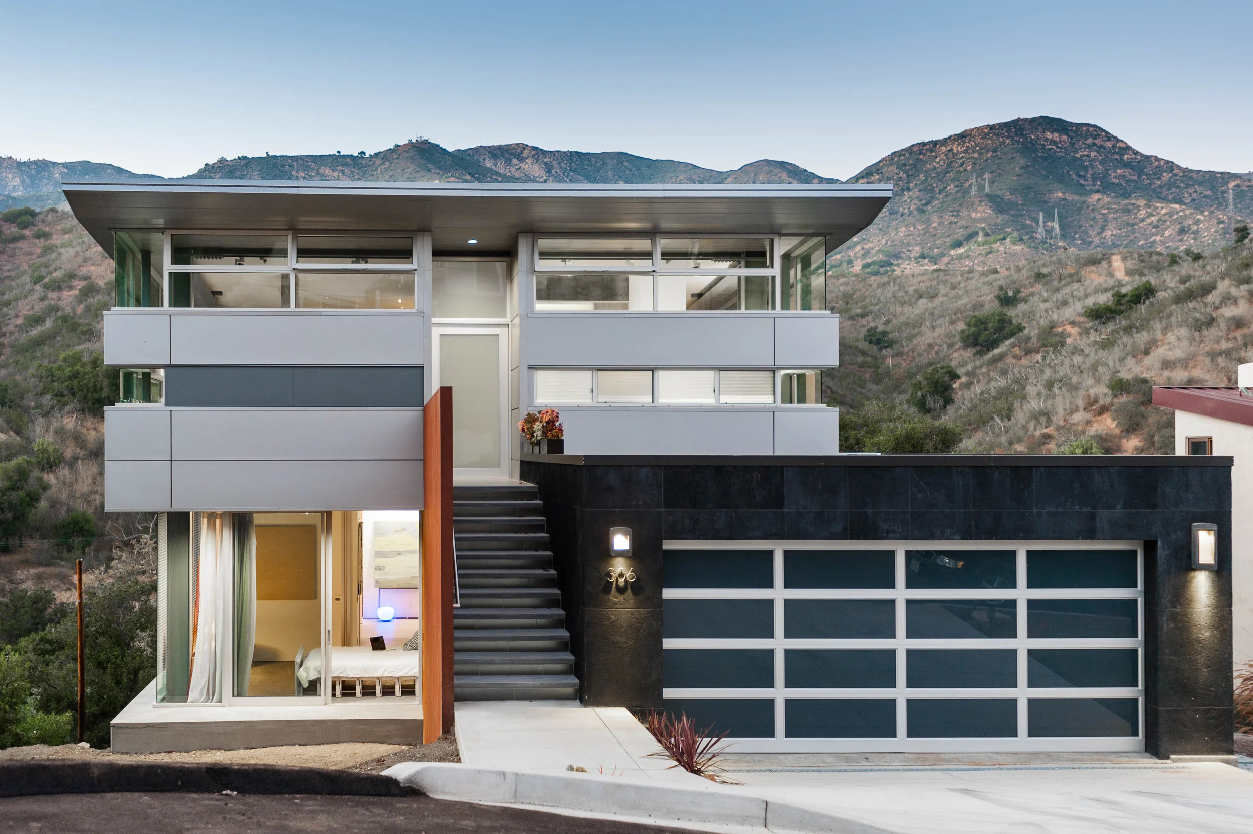Anthrazit House at dusk