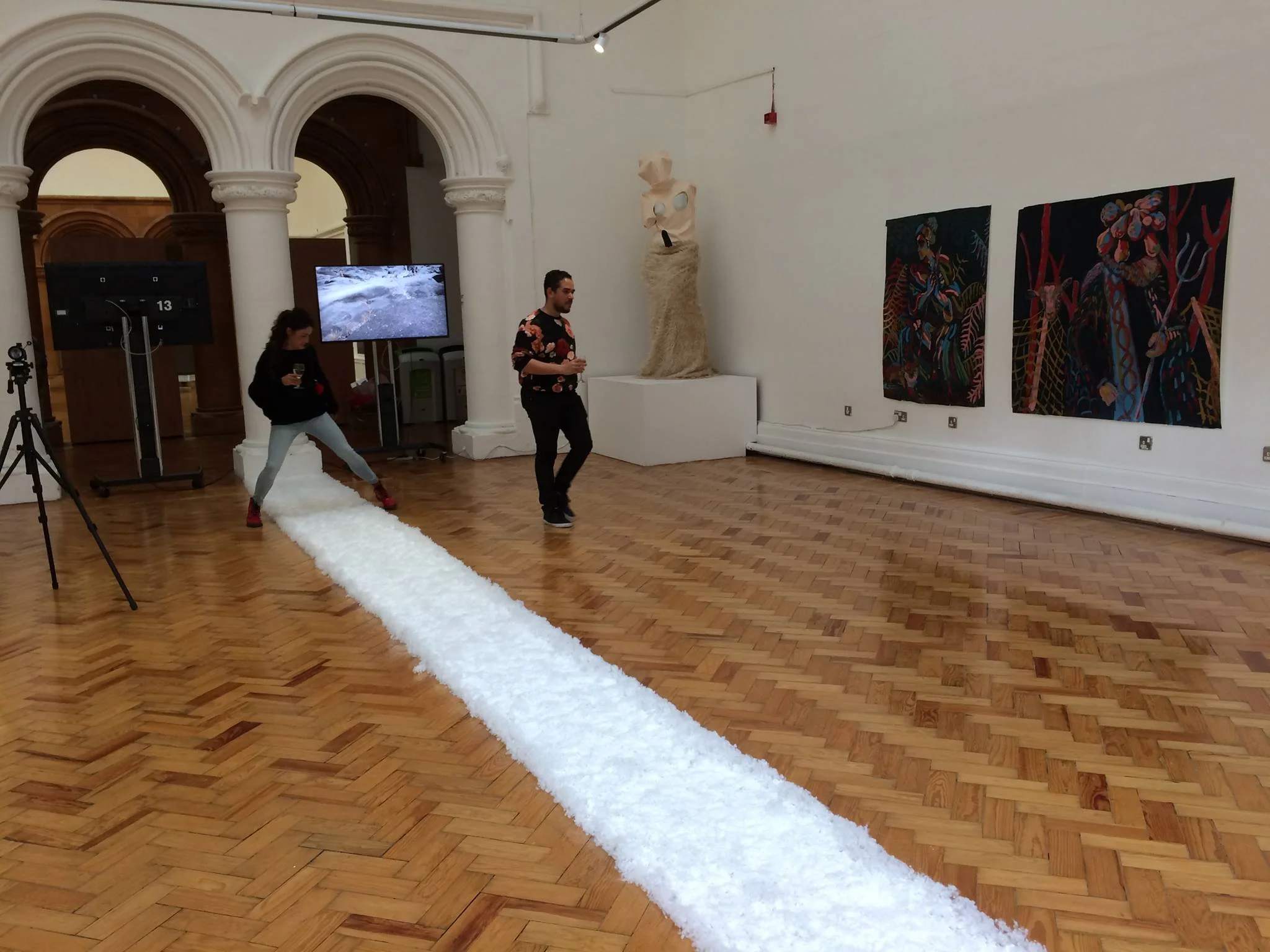  vista da exposição  relação do público com a obra 