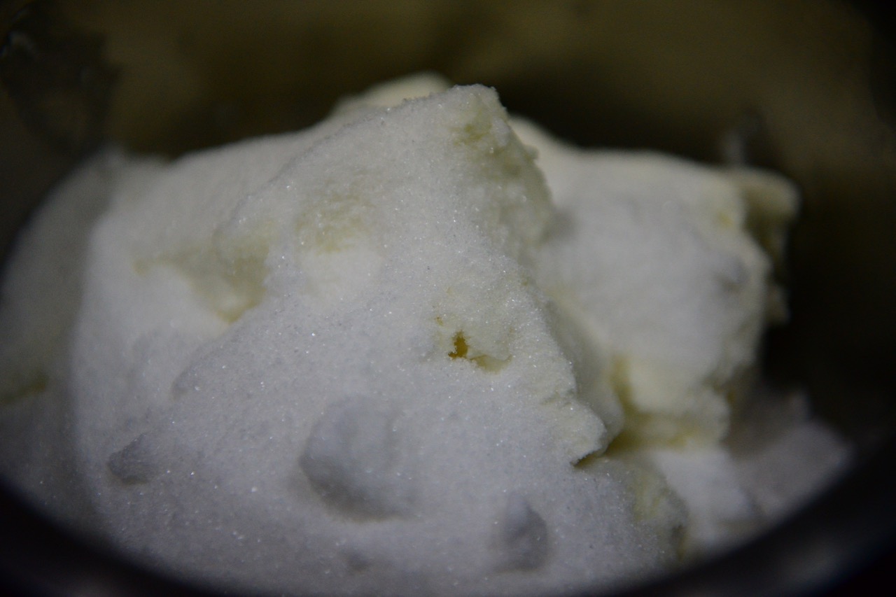 Mix the creamcheese and the sugar