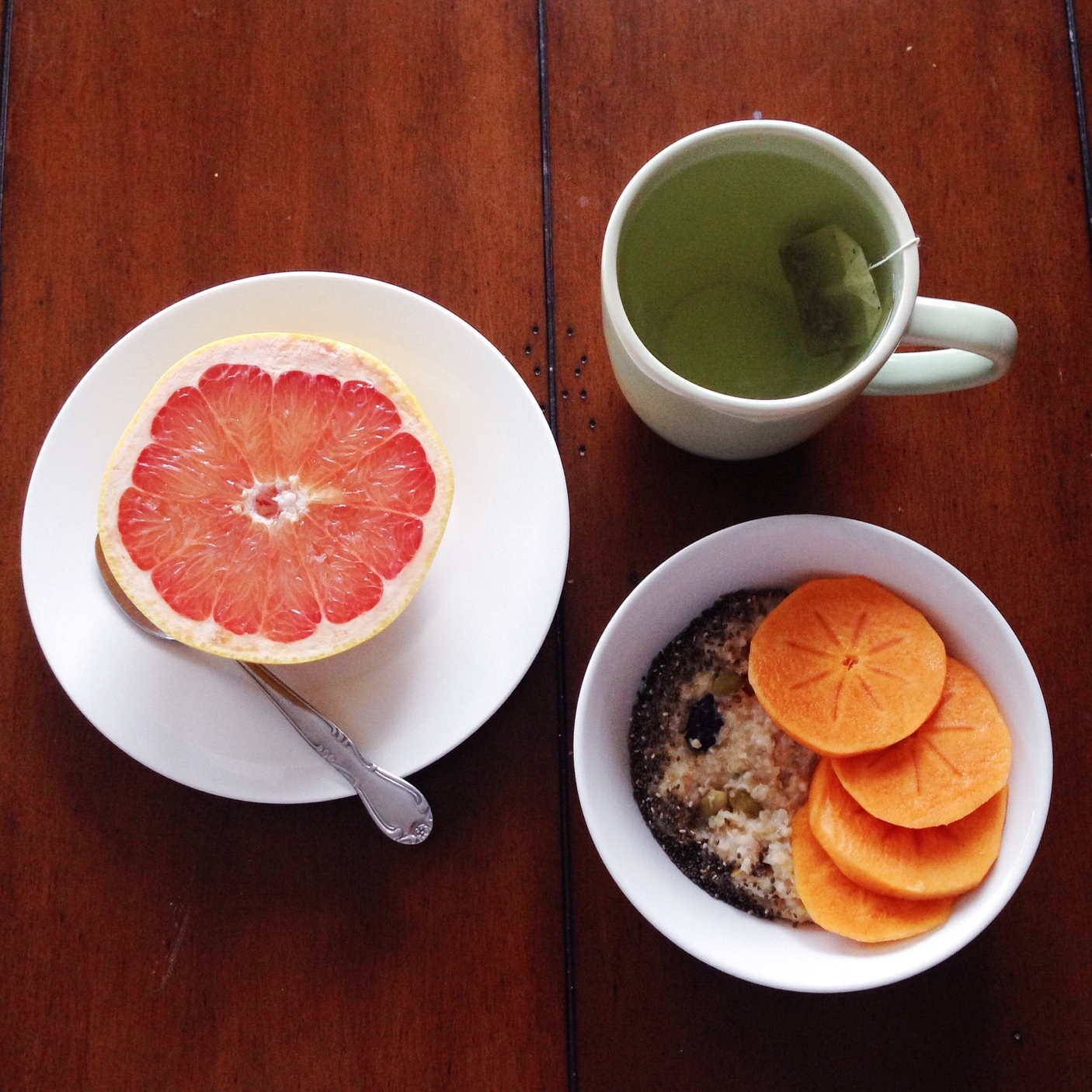 Love healthy breakfasts: Purely Elizabeth ancient grain oatmeal w/chia seeds & persimmon, grapefruit, green tea.