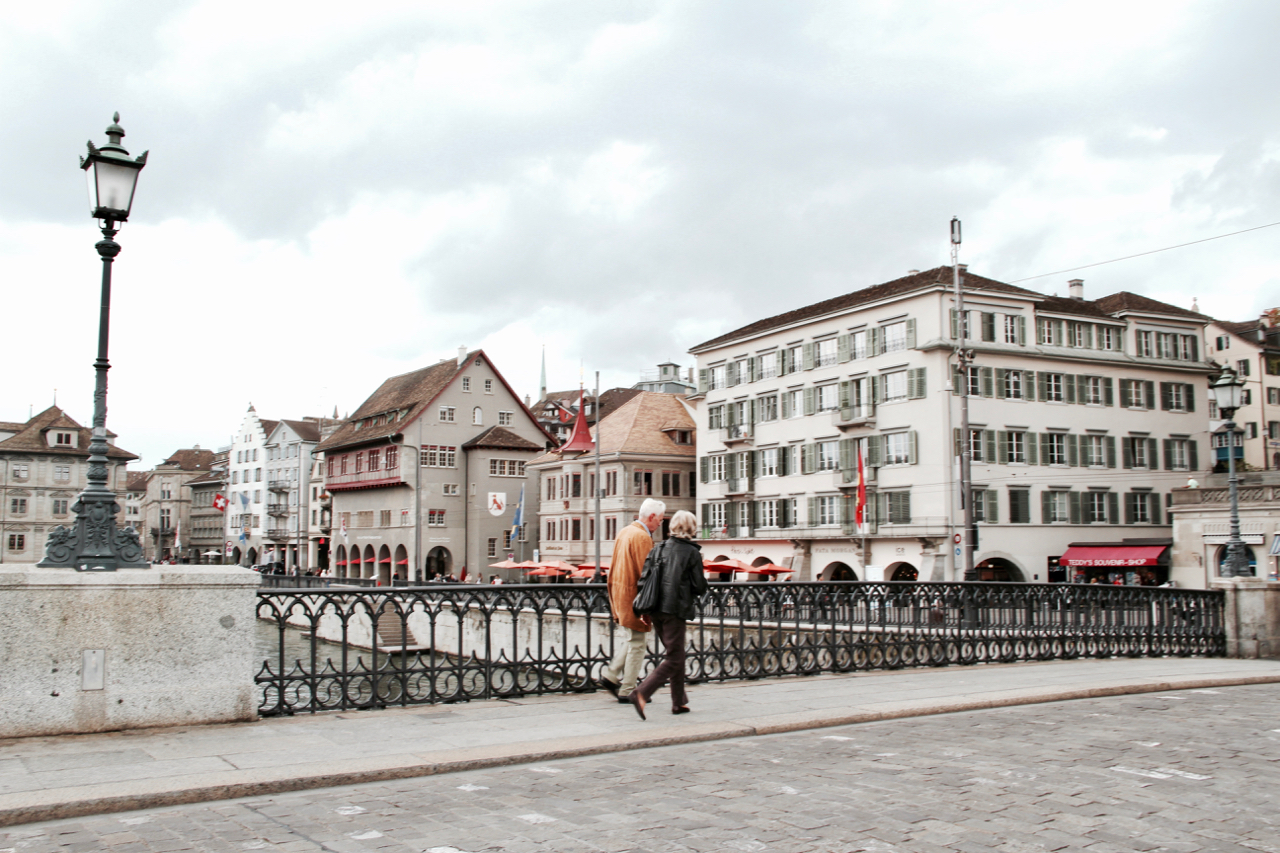 This elderly couple holding hands in Zürich got me feeling all romantical. Swoon.