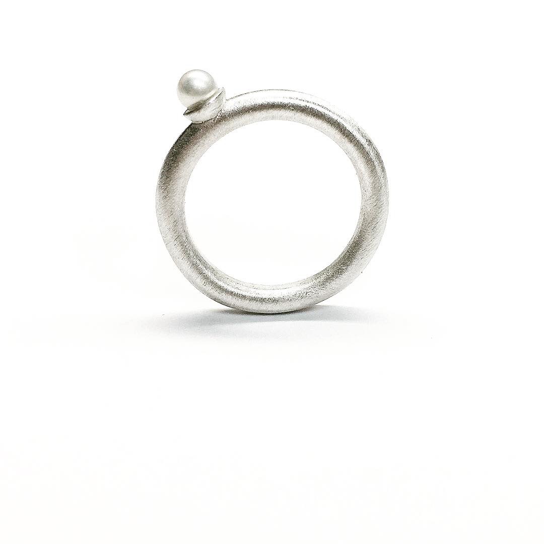 single Akoya pearl round band in brushed sterling silver