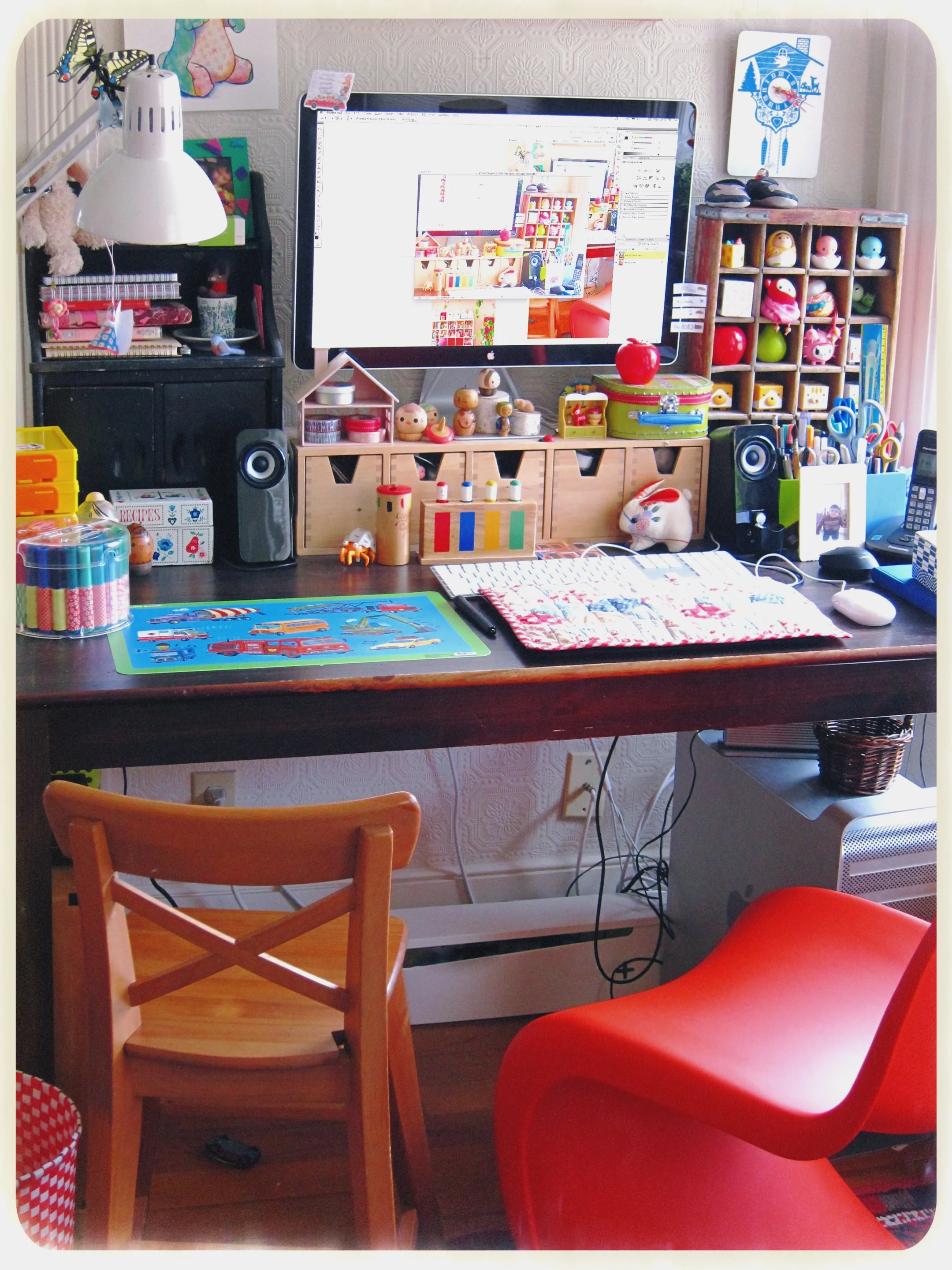 I have a kitchen table as a desk so there's room enough for me and my son. Note the high chair, and the tiny quilt to protect my Wacom tablet! This table has seen it all : from the first crayons to the first lego, and homework still.