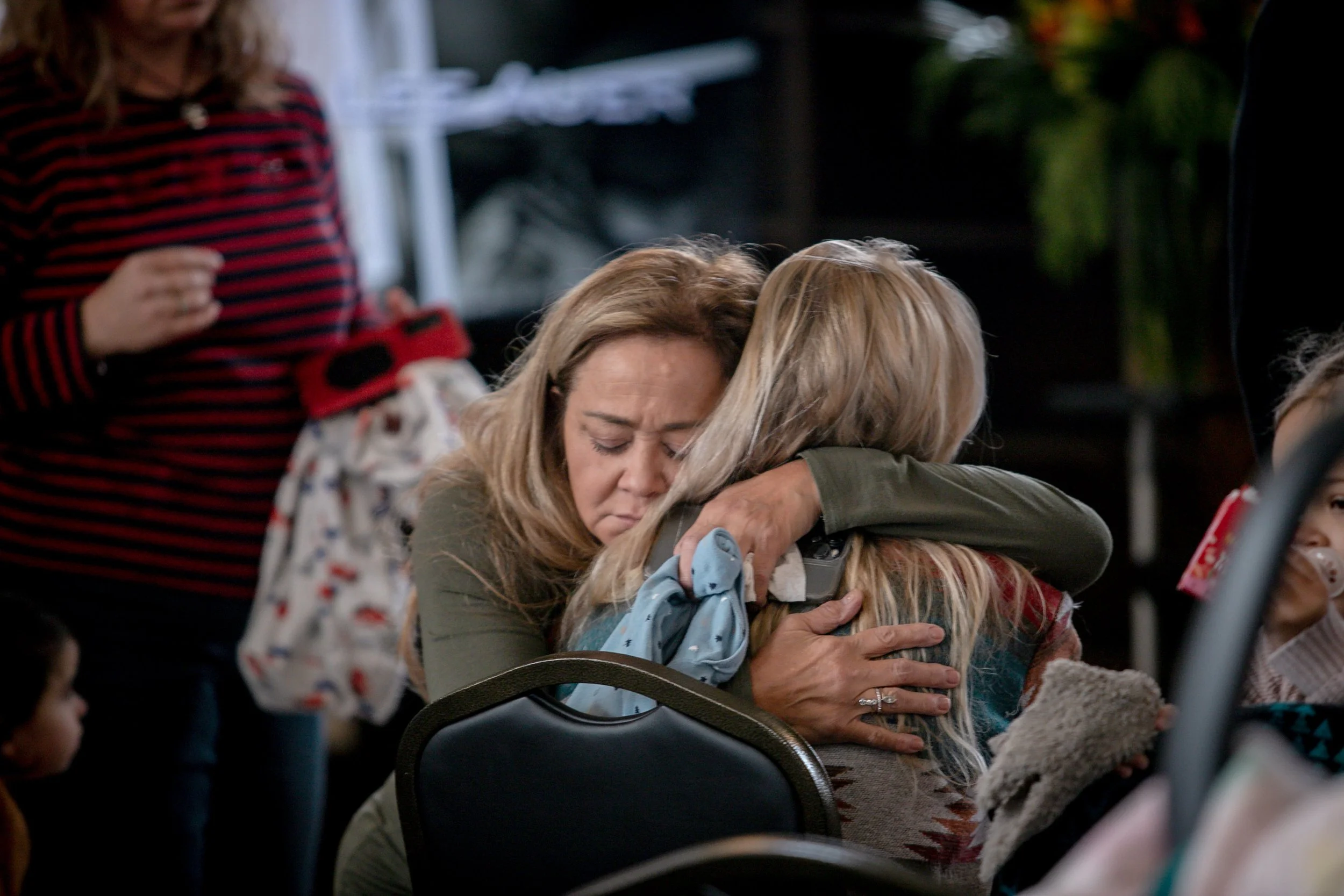 Hug grieving funeral ceremony funeral photographer Minot, ND