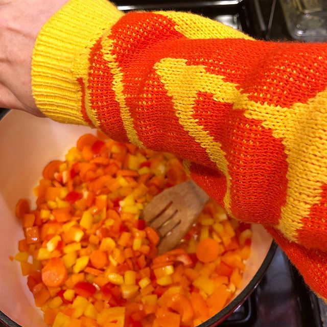 🧡💛❤️
When your #secondhand sweater from @goodwillsfl matches your #vegetables
.
😎 er&rsquo;day we Basel&lsquo;n 
#Art