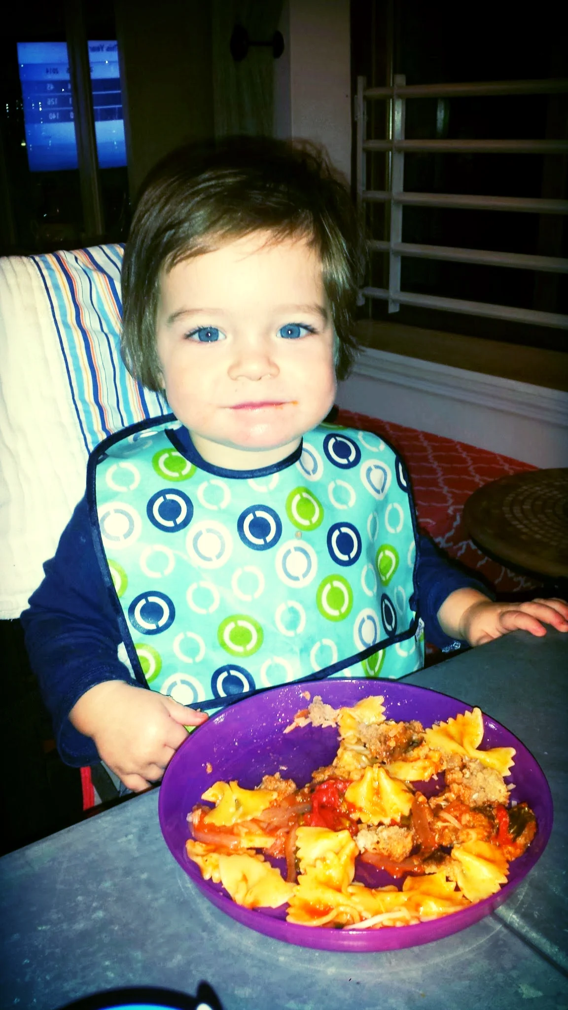 Frozen (froh-zuh n) meatballs and tomato (tuh-mey-toh) sauce 