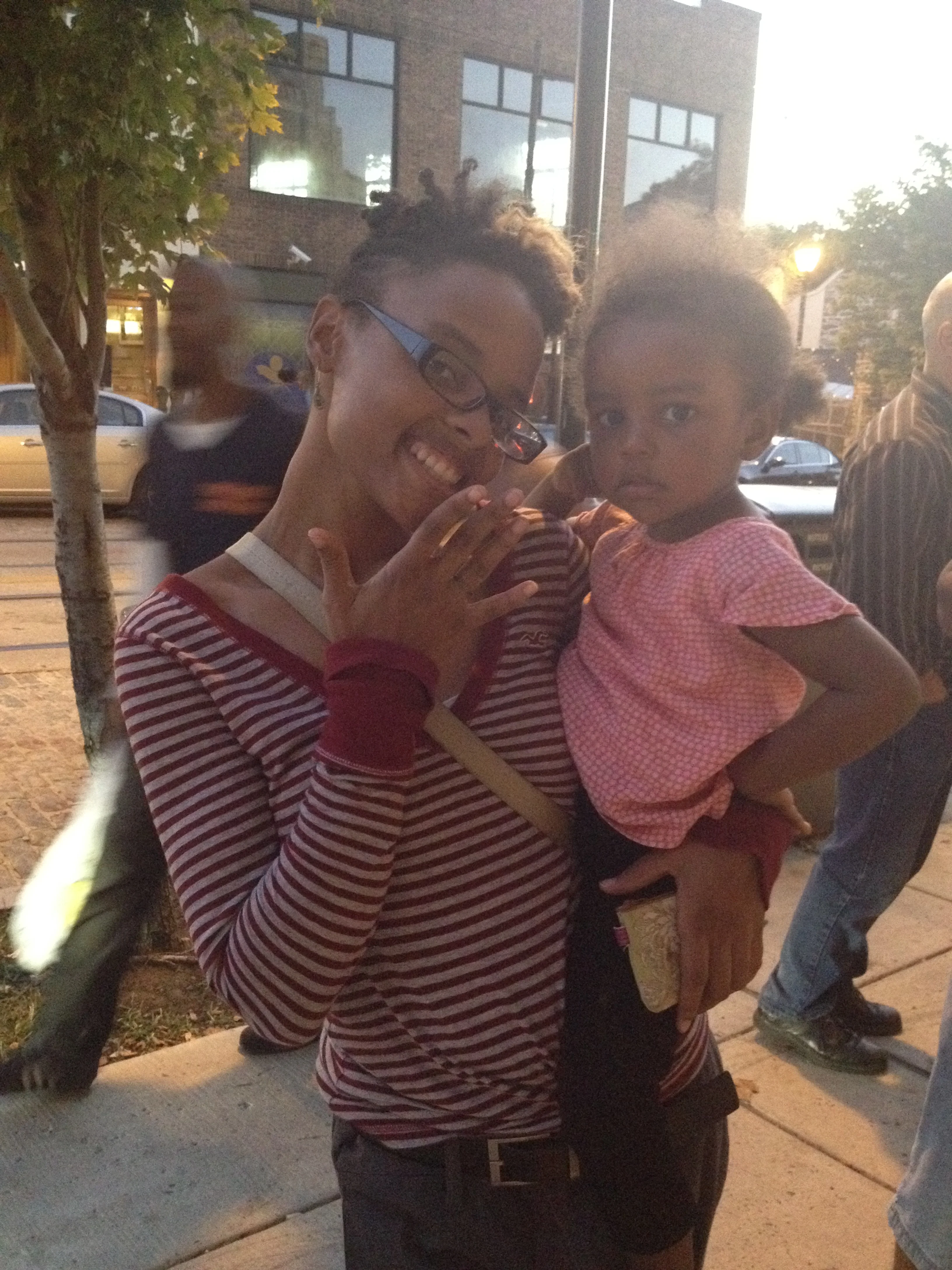  NAKESHIA WEARING THE SKINNY NOTCH RING AND TOTING HER DAUGHTER NAVEE-CUTIES! 