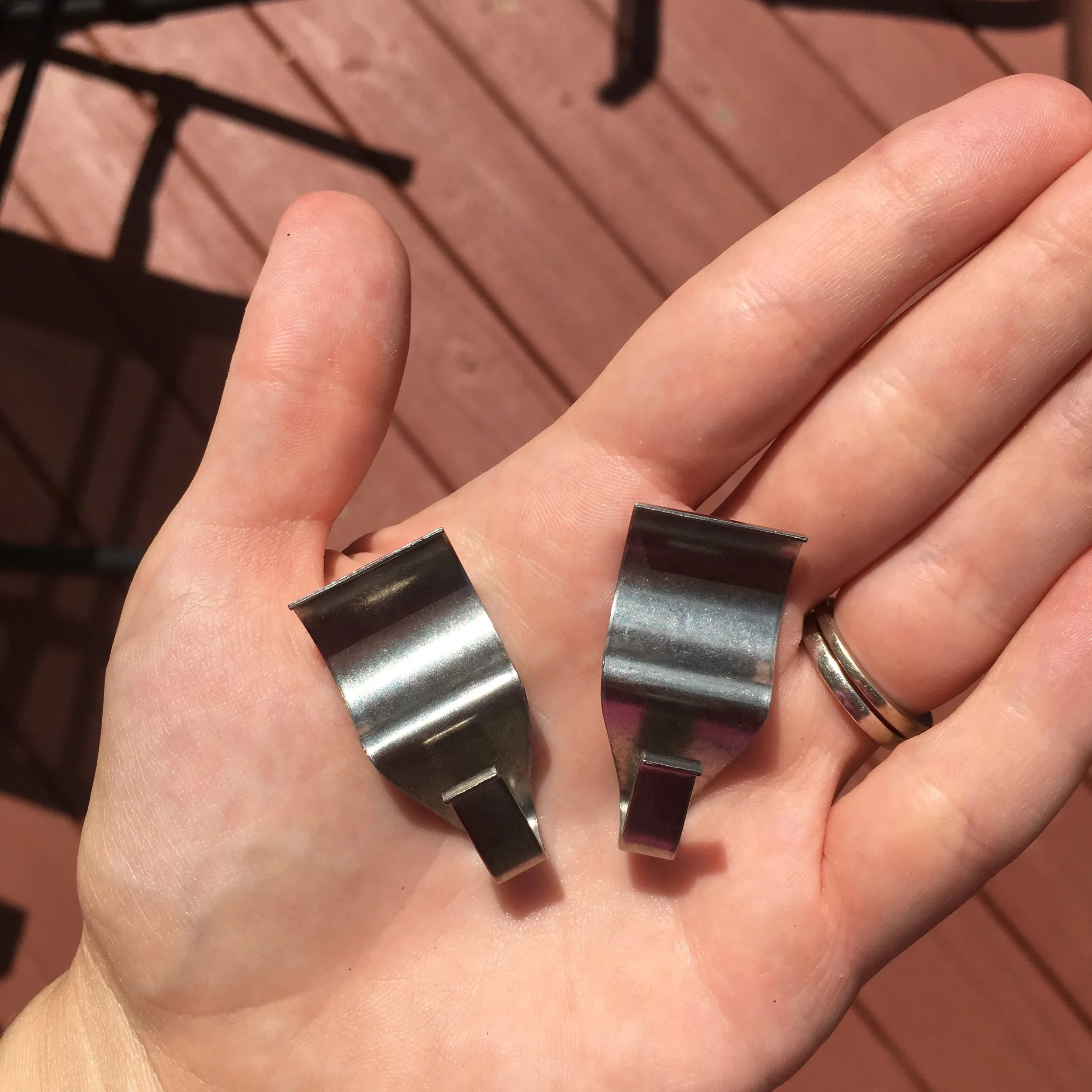 How to Hang Decor on Vinyl Siding with NO DRILLING! (Tips for Brick