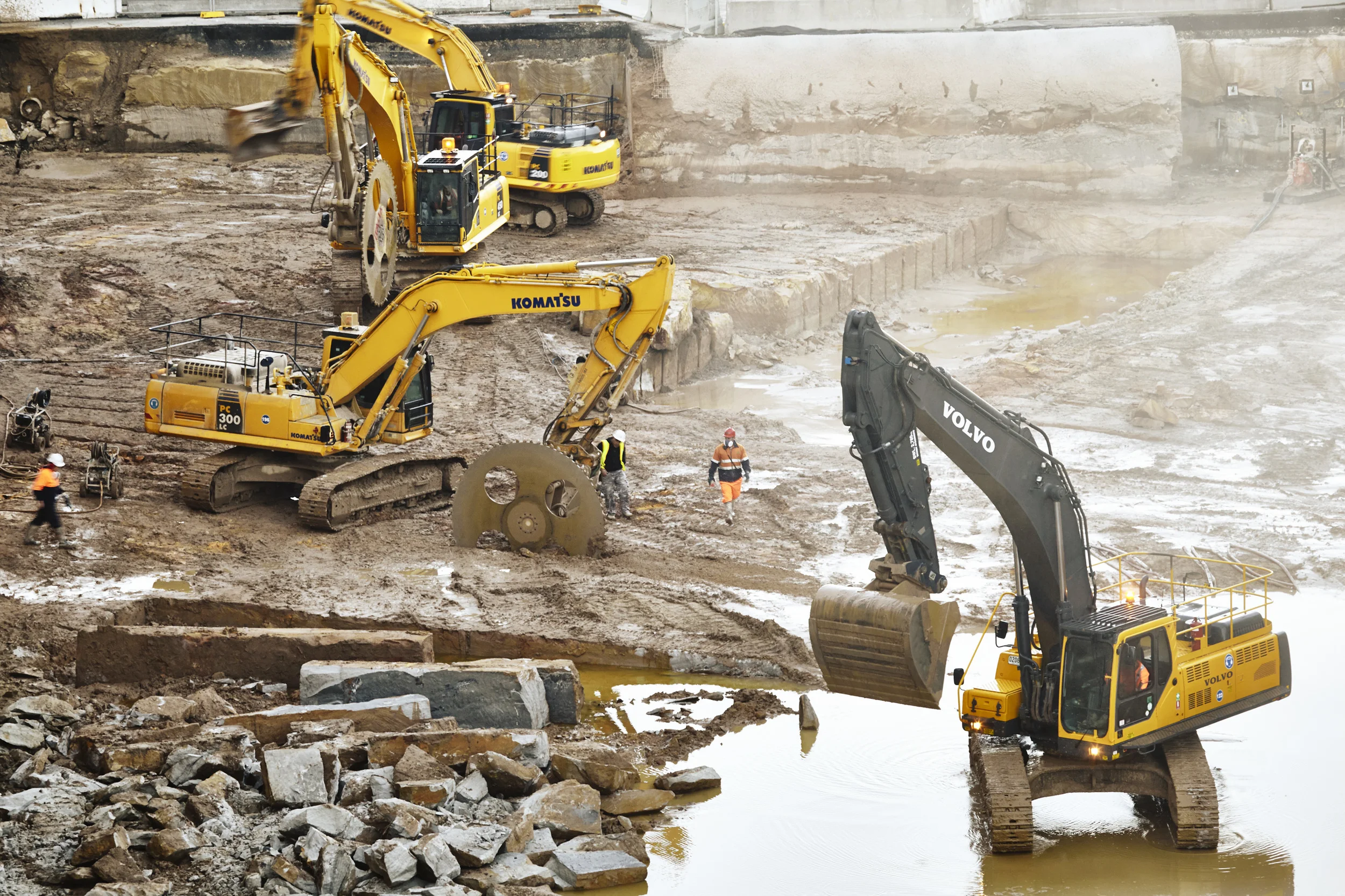 diggers_in_pit_01_MG_9413_B.jpg