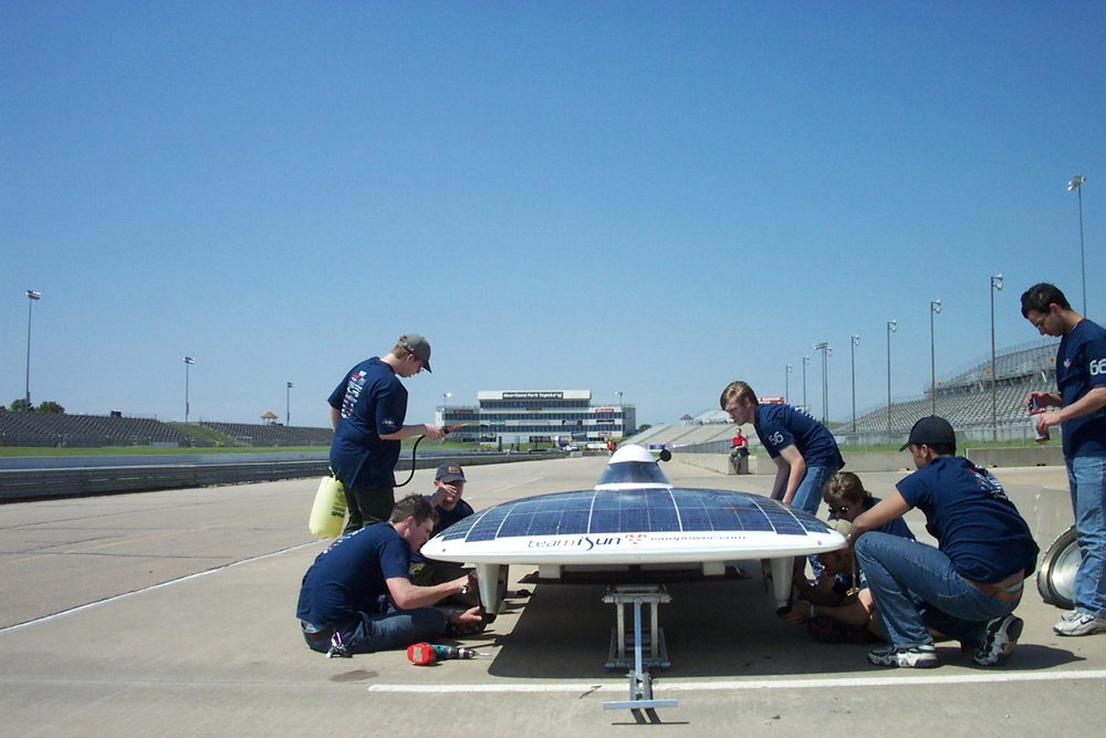 McGill's pit crew in action at FSGP2002.jpg.JPG