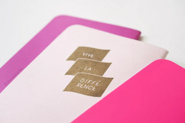 Capsule SS14 is the only one with extra graphics on the back cover: “Vive la différence”. It’s printed in metallic ink but the shimmer is very subtle.